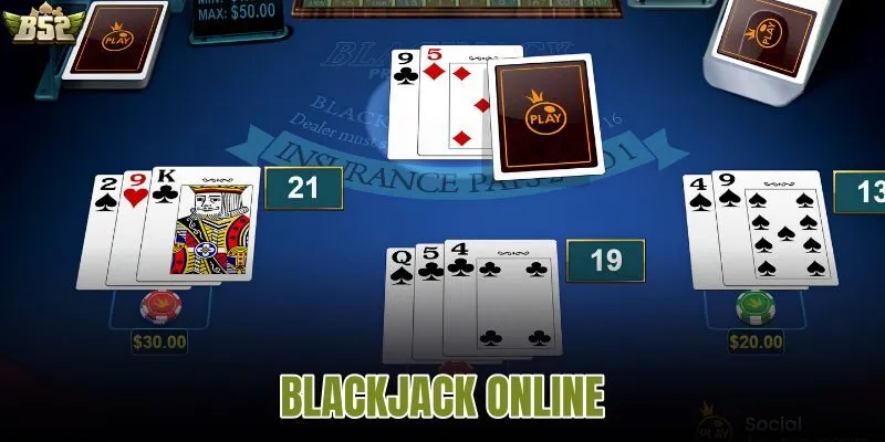 Bàn chơi blackjack online với giao diện trực quan và các lá bài đang được chia